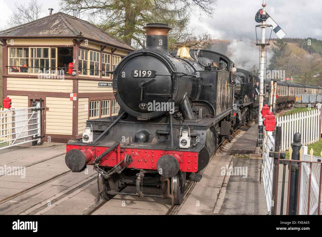 Llangollen Railway molla Gala vapore Apr 2016. BR 4-6-0 No.7820 Dinmore Manor dietro il serbatoio del motore GWR 5101 classe 2-6-2T No.5199 Foto Stock