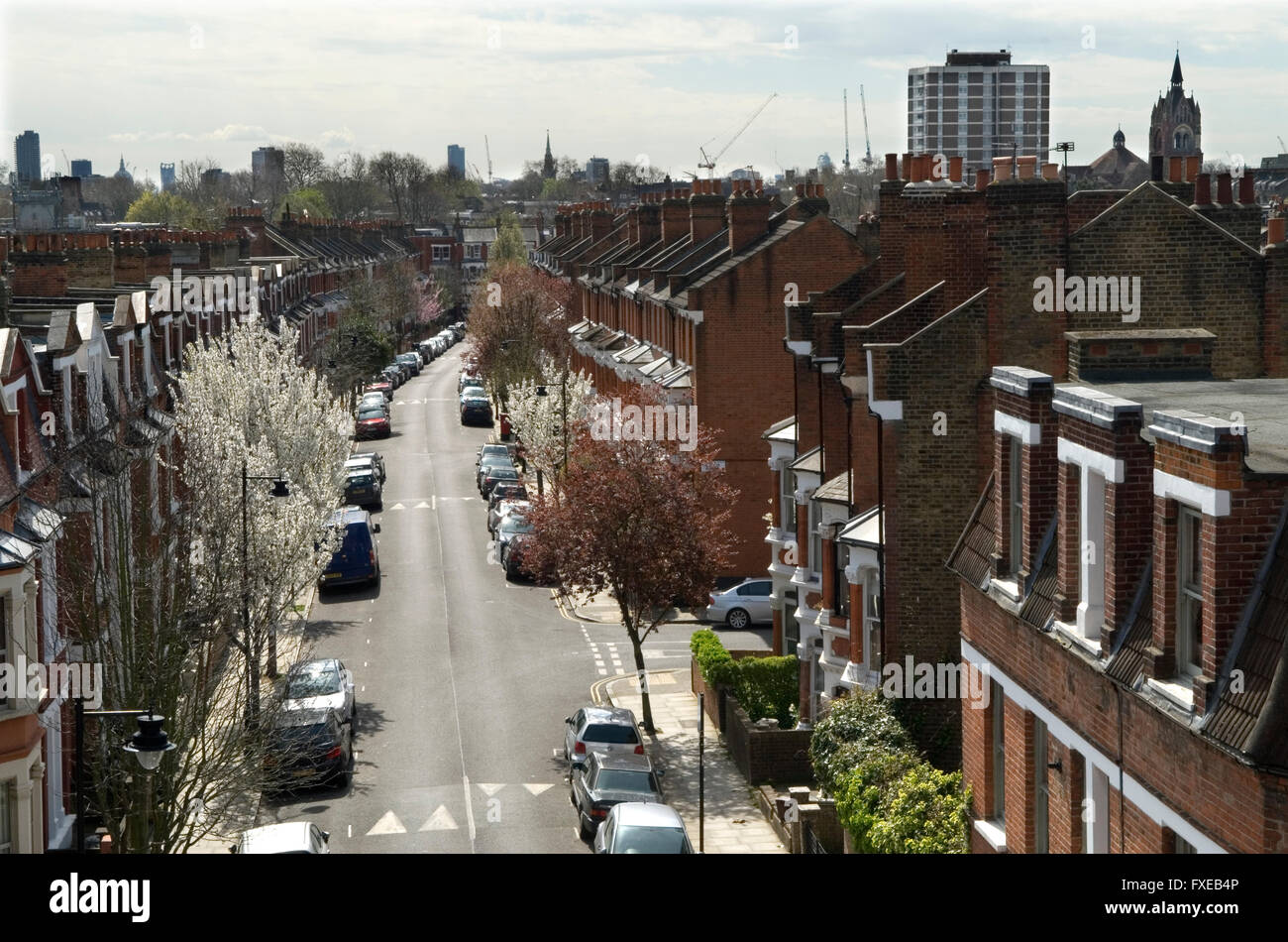 Case edoardiane, vista sulla strada. Calabria Road con auto appartenenti a famiglie di professionisti della classe media, case di famiglia a Islington a nord di Londra. Skyline dei tetti Inghilterra Regno Unito HOMER SYKES anni '2016 2010 Foto Stock