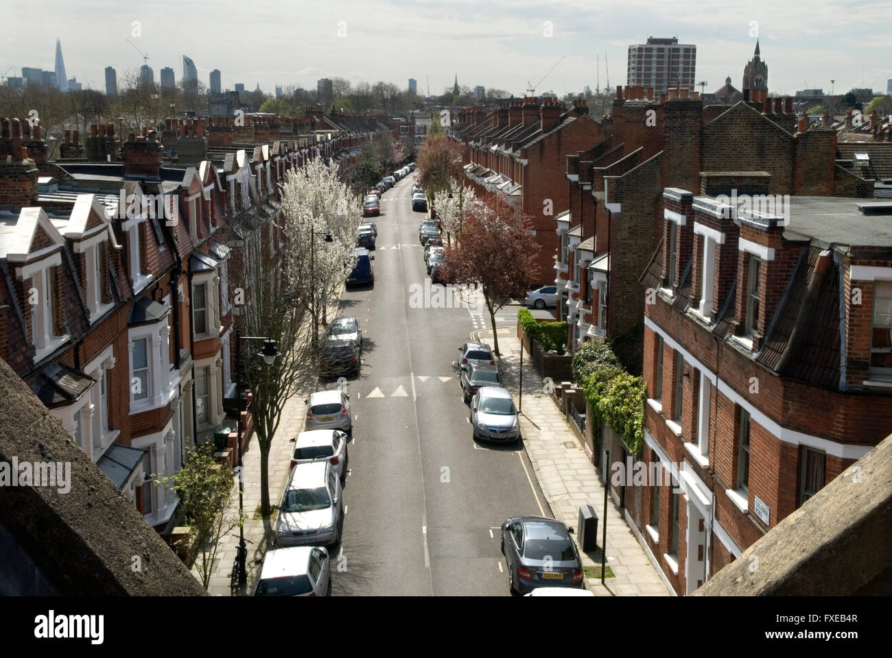 Case edoardiane, vista sulla strada. Calabria Road con auto appartenenti a famiglie di professionisti della classe media, case di famiglia a Islington a nord di Londra. Skyline dei tetti Inghilterra Regno Unito HOMER SYKES anni '2016 2010 Foto Stock