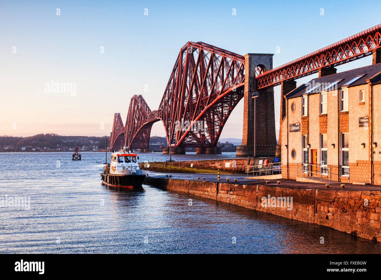 Ponte di Forth Rail, Queensferry, Edimburgo, East Lothian, Scozia, Regno Unito, uno dei ponti più famosi del mondo e un'icona o Foto Stock