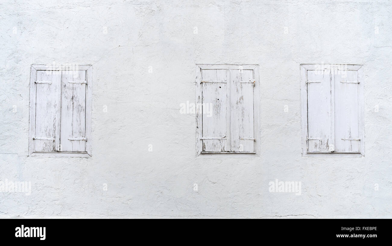 Tre finestre con persiane chiuse Foto Stock