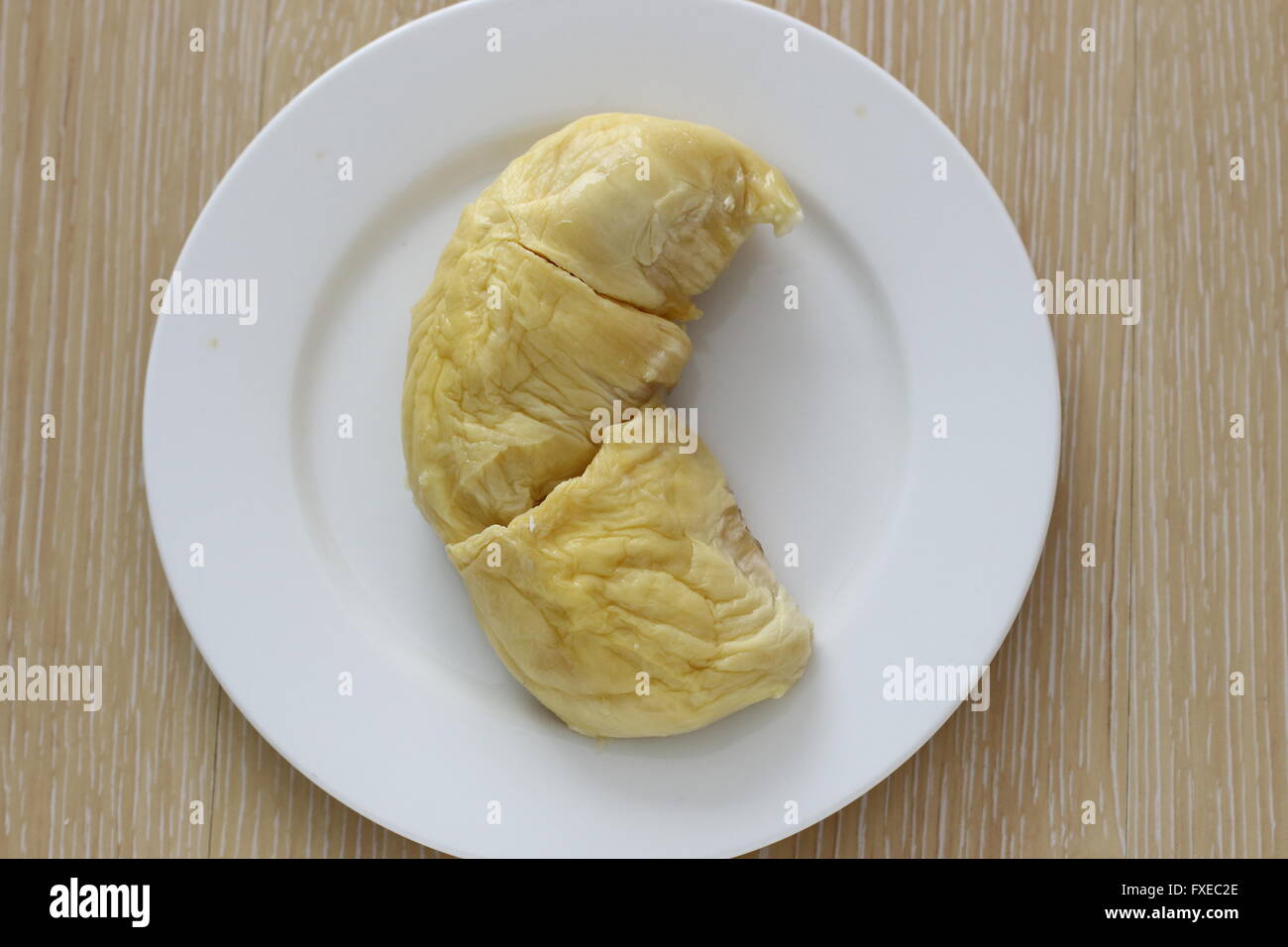 Durian la carne sulla piastra bianca. Considerata da molte persone nel sud-est asiatico come il "re dei frutti". Foto Stock