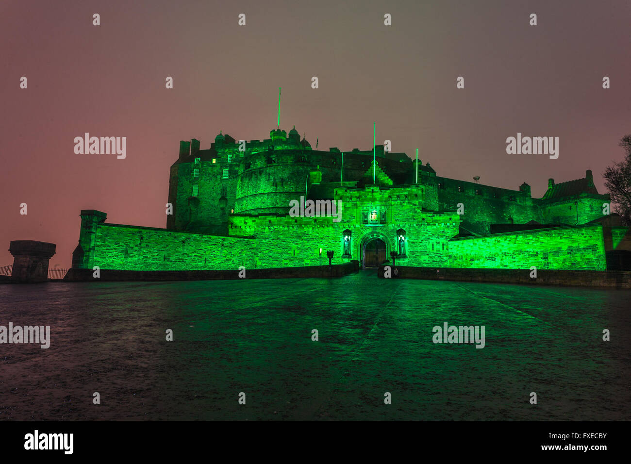 Il castello di Edimburgo in colore verde(St Patrick Day) Foto Stock