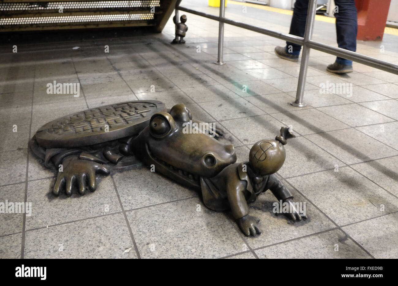 Un bronzo arte di installazione di un coccodrillo situato nel XIV Street Station in New York City, Stati Uniti d'America. Foto Stock