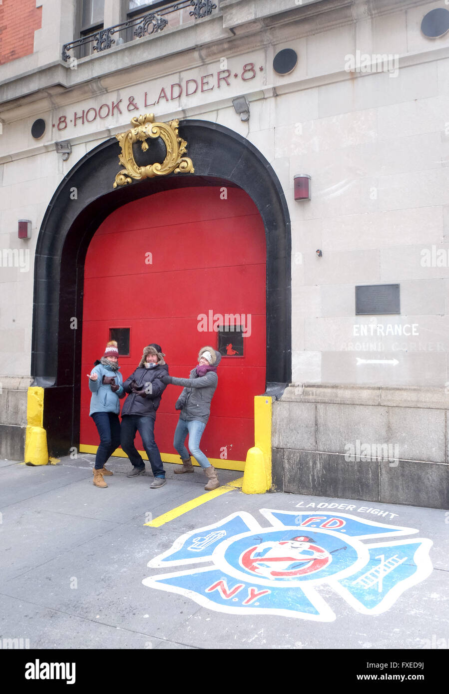 I turisti pongono al nord Moore Street la stazione dei Vigili del Fuoco ha reso famosa come un film Ghostbusters posizione nella città di New York, Stati Uniti d'America Foto Stock