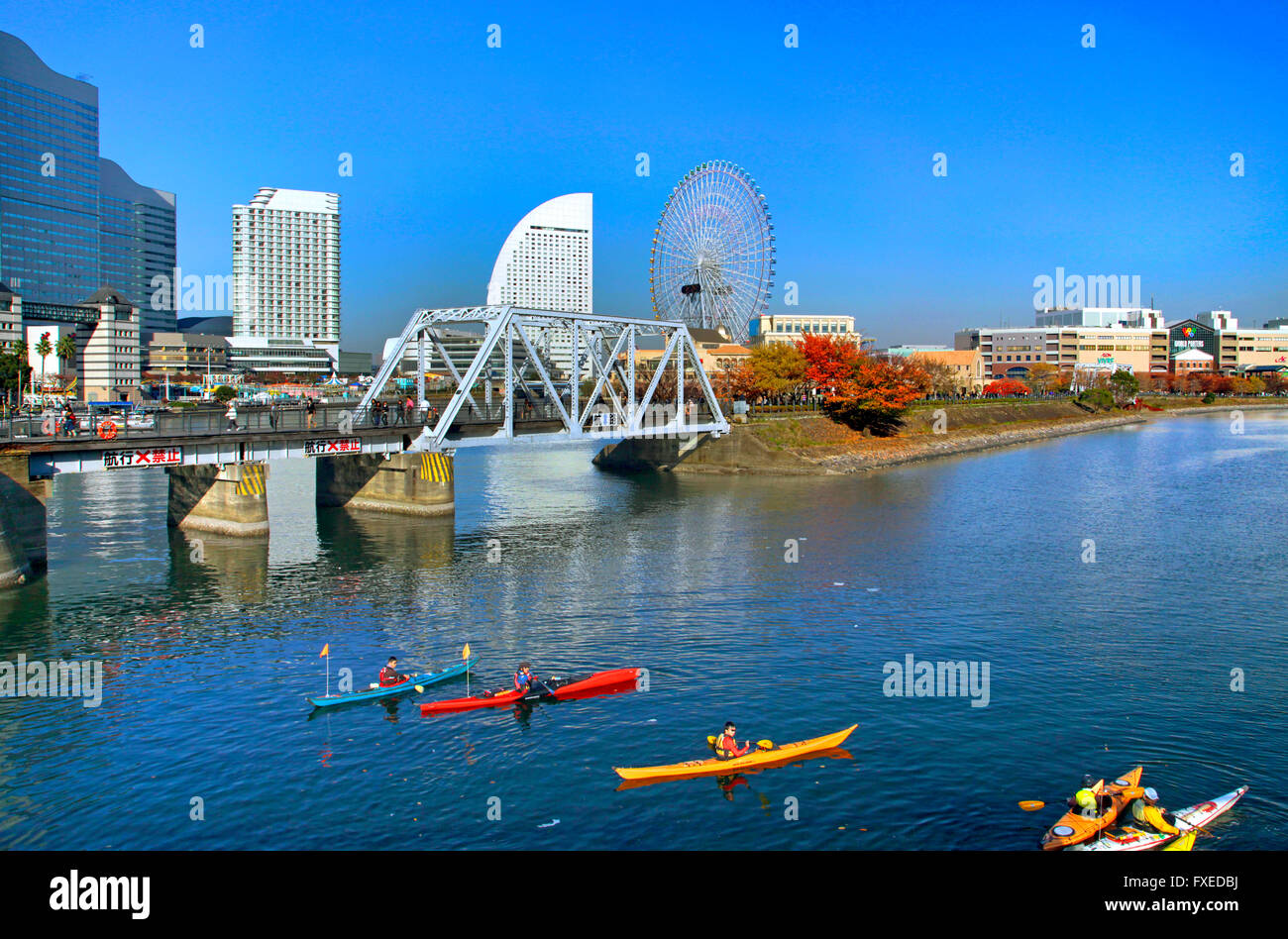 Gruppo di canoa a canal Yokohama Giappone Foto Stock