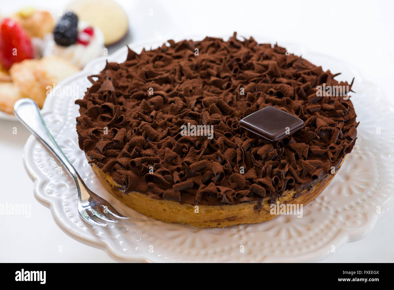 Torta di pasticceria, coperto con scaglie di cioccolato e cacao Foto Stock