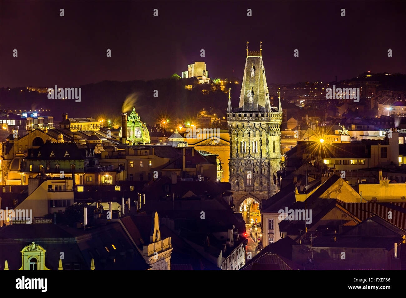 Vista notturna della Torre della Polvere a Praga Foto Stock