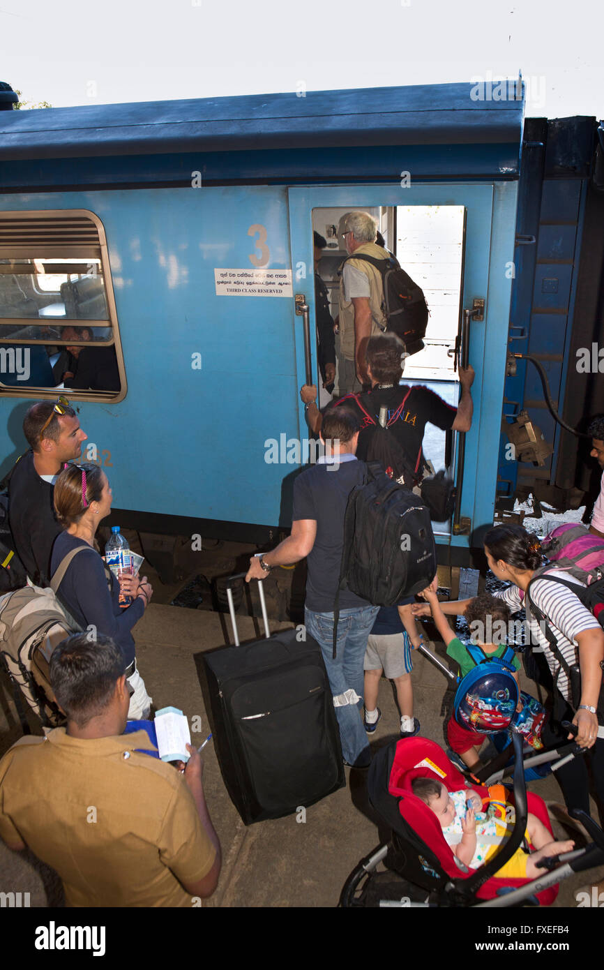 Sri Lanka, viaggiare in treno, Nan Oya Stazione Ferroviaria delle Highland, i turisti di salire a bordo treno Foto Stock
