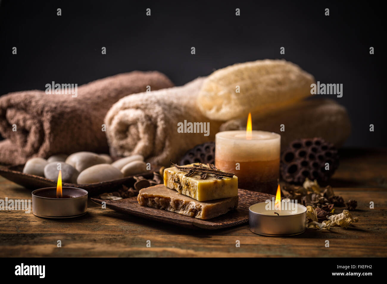 Barre di sapone naturale con vaniglia, candela e l'asciugamano Foto Stock