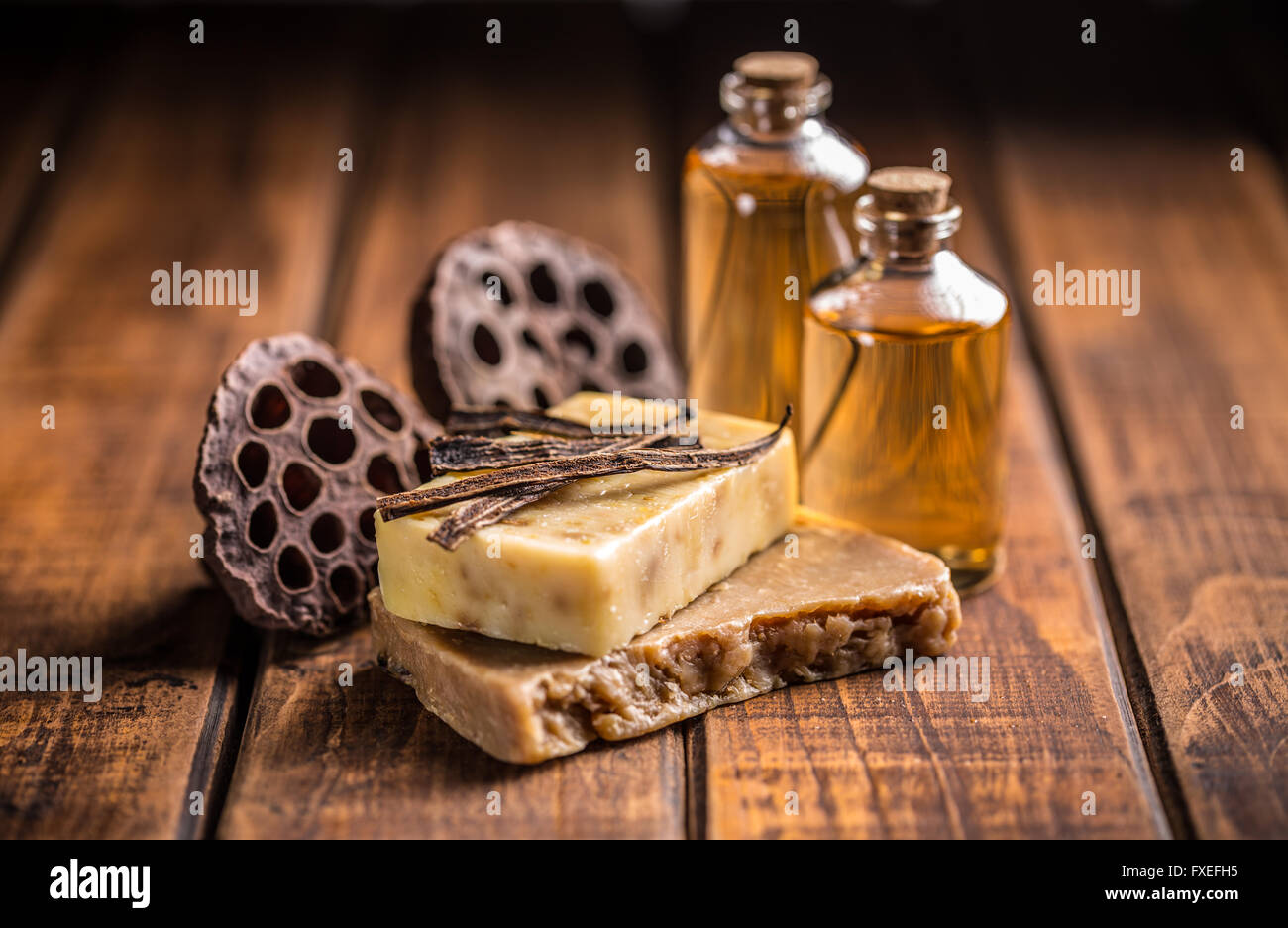 Sapone artigianale con vaniglia su sfondo di legno Foto Stock