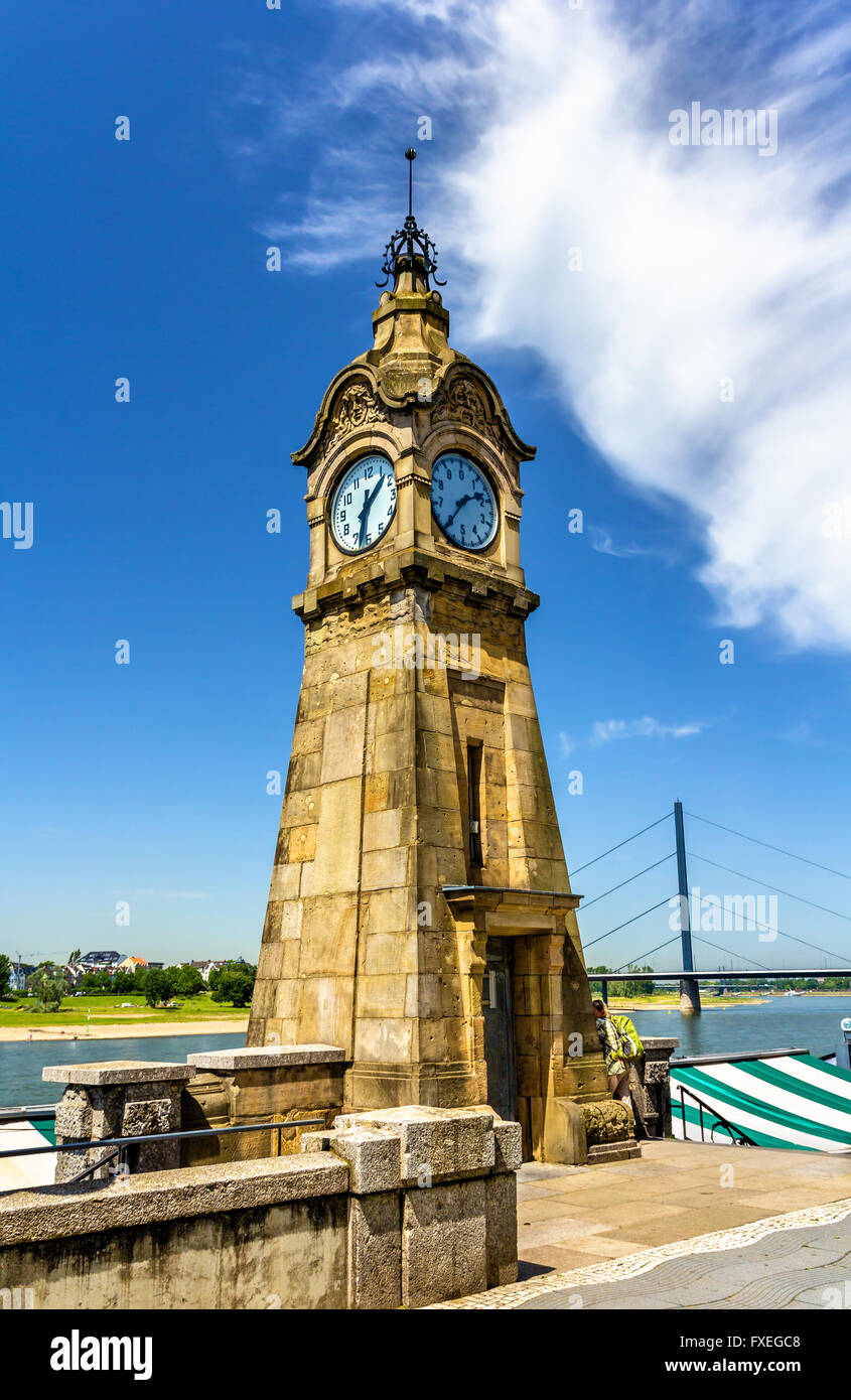 Torre dell'orologio sul lungofiume di Dusseldorf Foto Stock