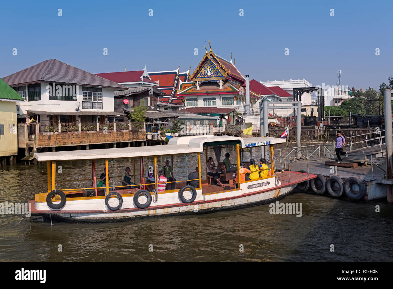 Traghetto al molo di Thewet Bangkok in Thailandia Foto Stock