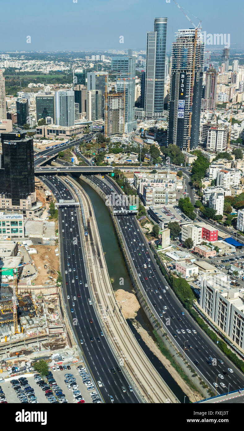 Autostrada Ayalon a Tel Aviv, Israele. Vista aerea dal centro Azrieli su Ramat Gan quartiere degli affari con Moshe Aviv Tower Foto Stock