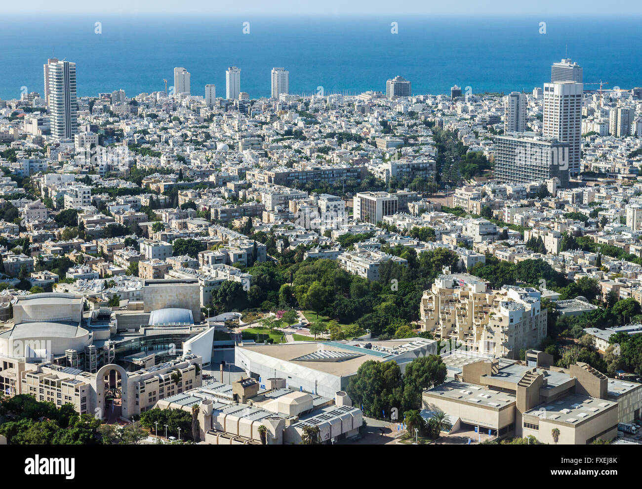 Vista aerea dal ponte di osservazione nel centro Azrieli torre circolare con Tel Aviv Museum of Art, Beit Ariela e costruzione di Opera Foto Stock