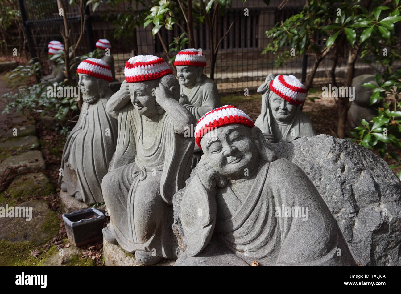 Statue indossando cappelli di lana al tempio buddista di Daisho-in su l'isola di Miyajima, Prefettura di Hiroshima, Giappone Foto Stock