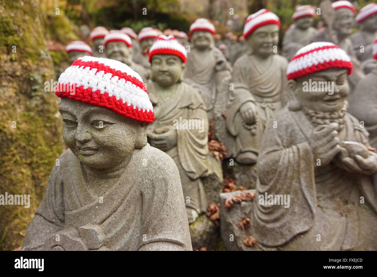 Statue indossando cappelli di lana al tempio buddista di Daisho-in su l'isola di Miyajima, Prefettura di Hiroshima, Giappone Foto Stock