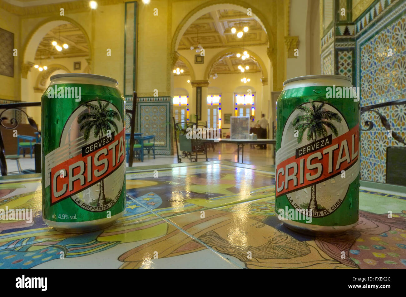 Avente una possibile della birra locale, Cristal presso l'Hotel Inglaterra, Havana, Cuba Foto Stock