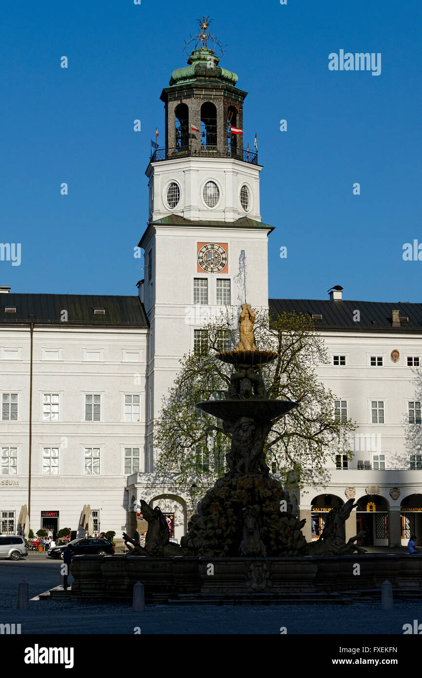 Torre di Carillon, Glockenspiel e Residenzbrunnen fontana nel Residenz-Neugebaeude, Salisburgo, l'Austria, l'Europa. Foto Stock