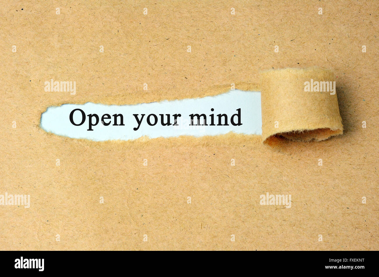 Carta strappata con 'aprire la tua mente testo'. Foto Stock