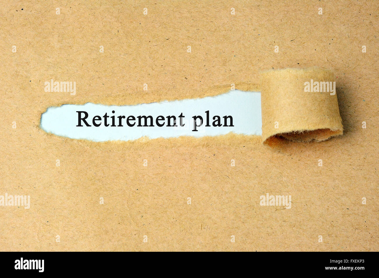 Carta strappata con 'piano di pensionamento testo'. Foto Stock