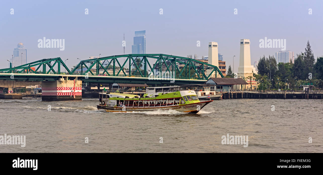 Traghetto espresso vicino Ponte Memoriale sul Fiume Chao Phraya Bangkok in Thailandia Foto Stock