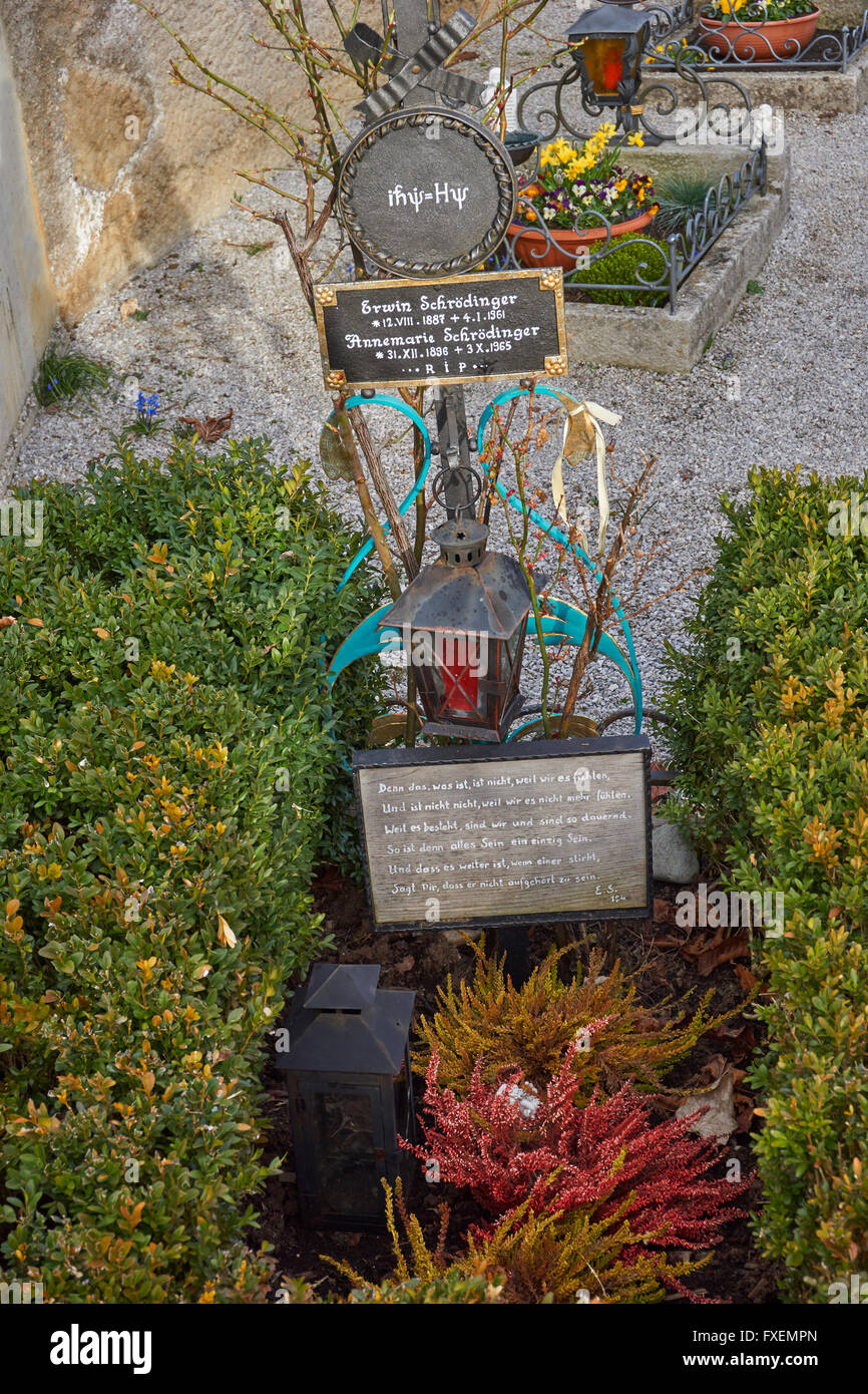 Tomba del Premio Nobel Erwin Schrodinger presso San Osvaldo Chiesa, Alpbach village, Tirolo, Austria Foto Stock