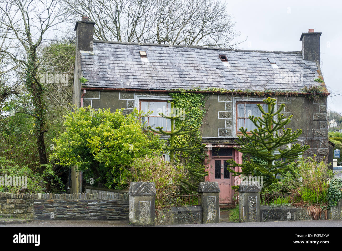 Casa vecchia, abbandonata e fatiscente a Clonakilty, West Cork, Irlanda. Foto Stock