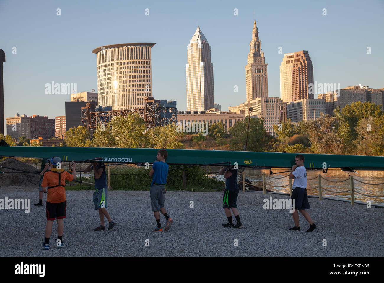 Cleveland skyline con vogatori in primo piano Foto Stock