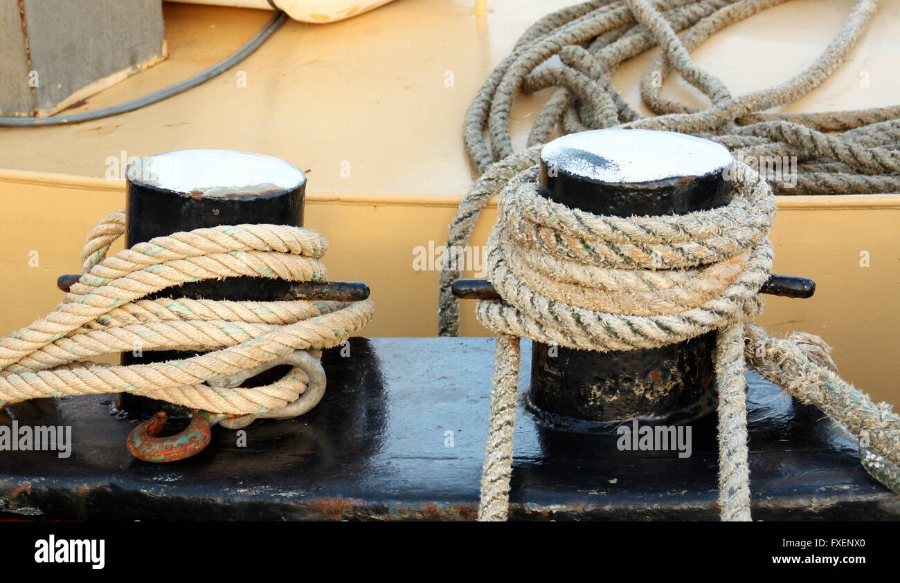 Fune attorno a due poli per catturare una barca da pesca Foto Stock