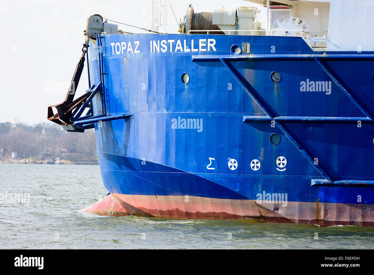 Karlskrona, Svezia - 7 Aprile 2016: la prua del cavo industriale nave da trasporto Topaz Installer. Foto Stock