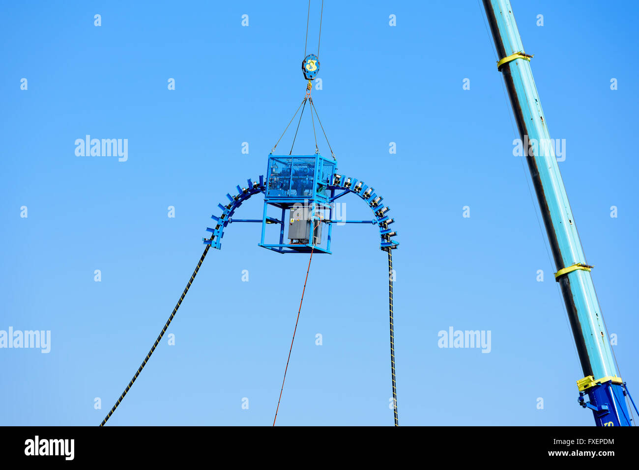 Karlskrona, Svezia - 7 Aprile 2016: speciali ad alta tensione di alimentazione del cavo attrezzo attaccato alla gru di ABB di cavi ad alta tensione. Come vedere Foto Stock