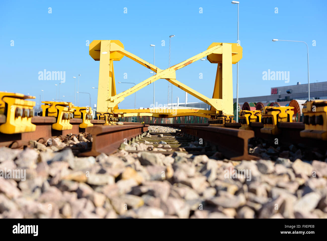 Di colore giallo brillante Treno fermata tampone paraurti o alla fine di un binario ferroviario. Foto Stock