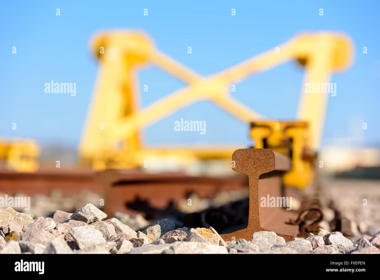 Di colore giallo brillante Treno fermata tampone paraurti o alla fine di un binario ferroviario. Foto Stock