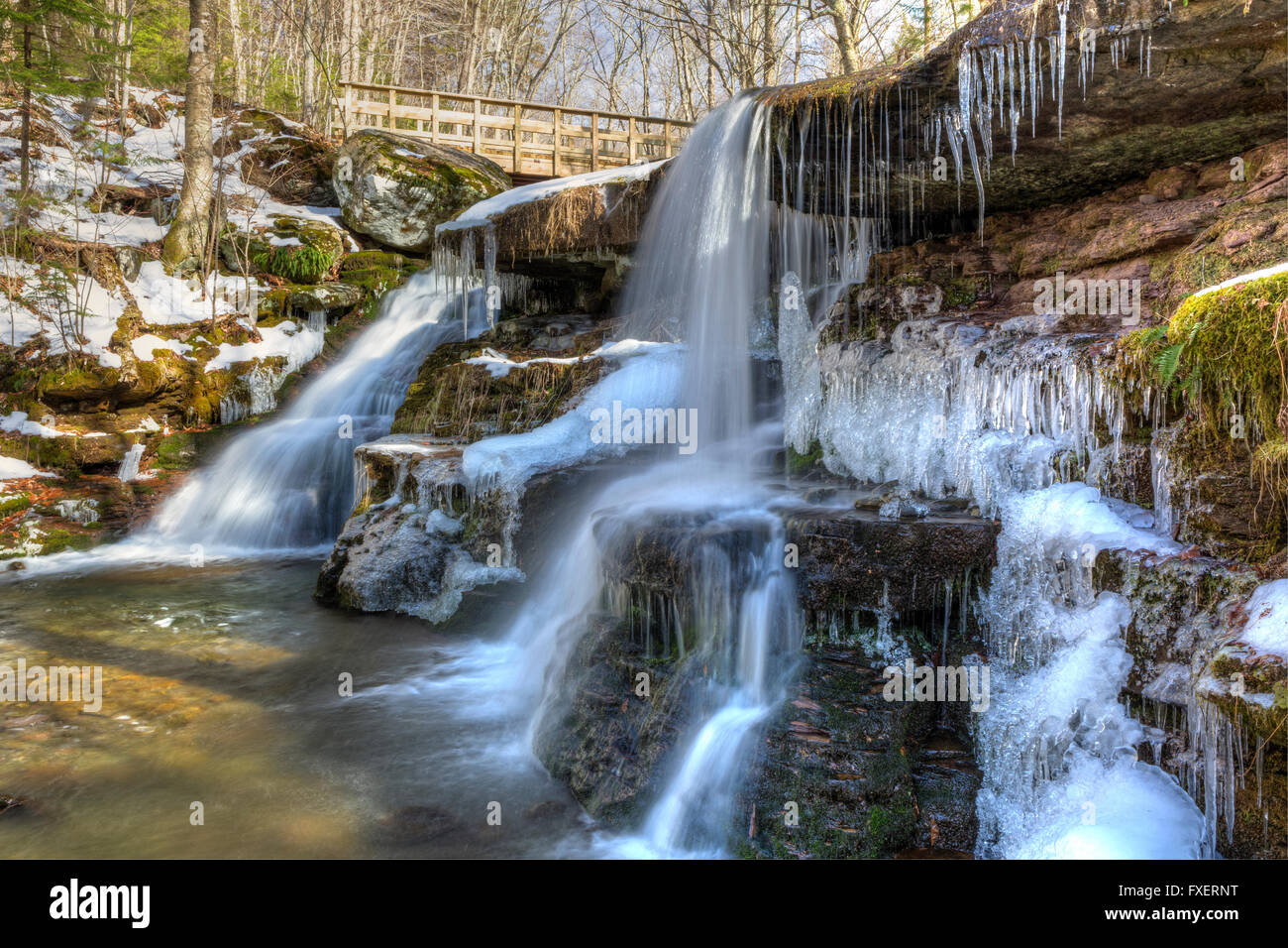 L'acqua scende dolcemente su strati rocciosi a parzialmente congelati West Kill cade nelle Catskills Mountains montagne di New York. Foto Stock