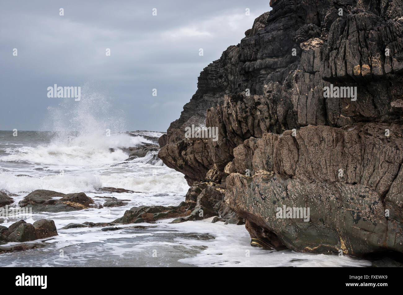 Onde che si infrangono a Cwmtydu in Ceredigion, West Wales. Foto Stock