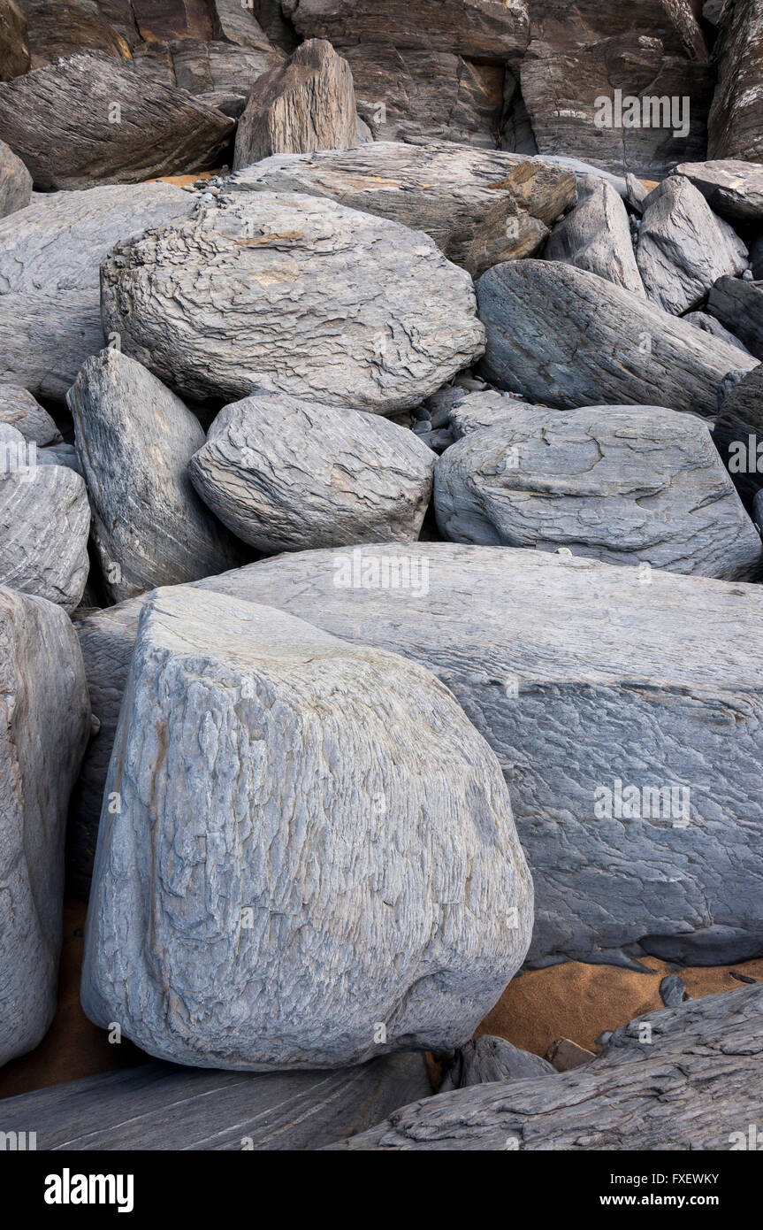 Mare rocce usurato sulla spiaggia in Penbryn nel Galles occidentale. Foto Stock