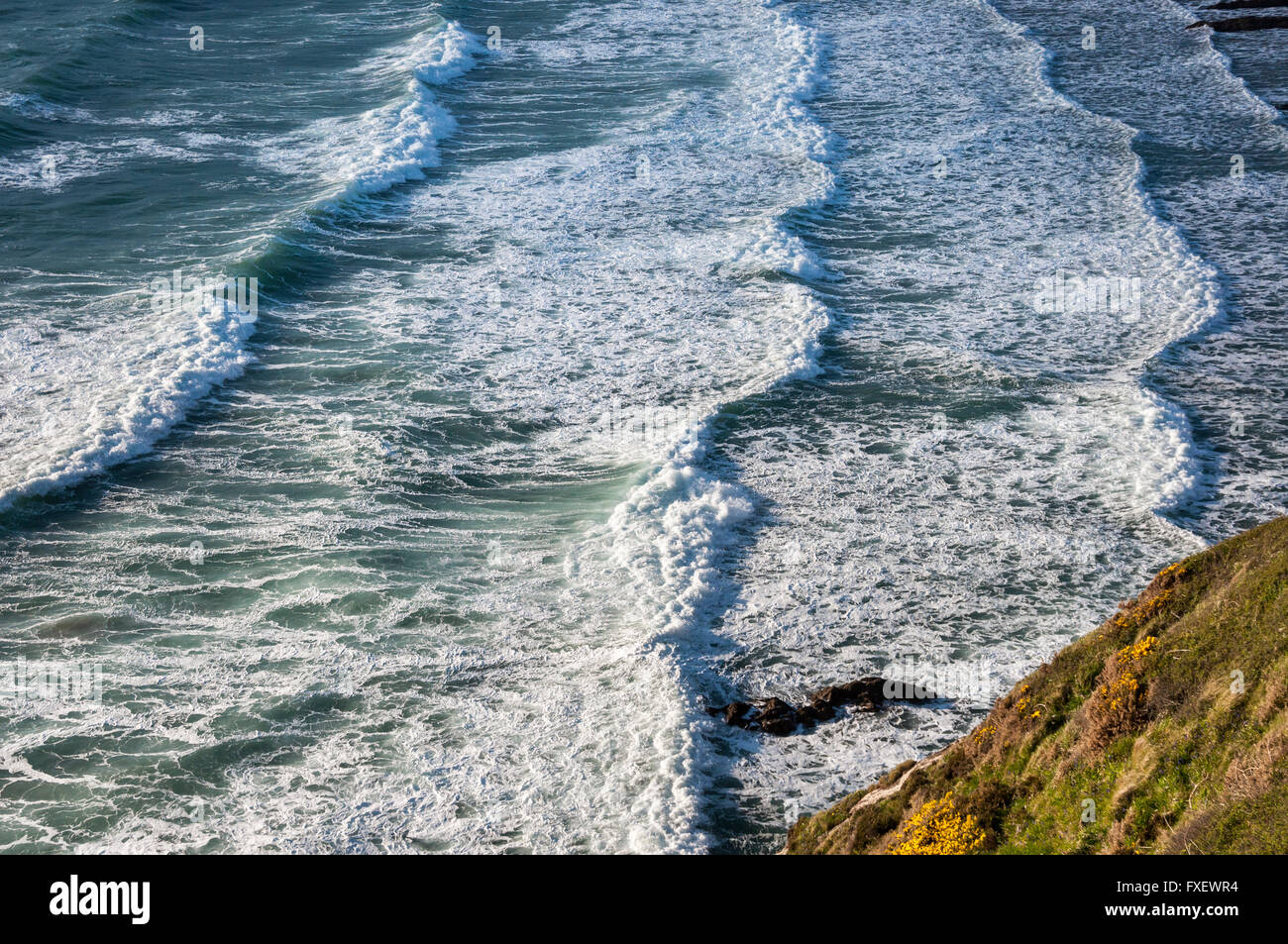 Linee delle onde sulla costa del Pembrokeshire, West Wales. Foto Stock