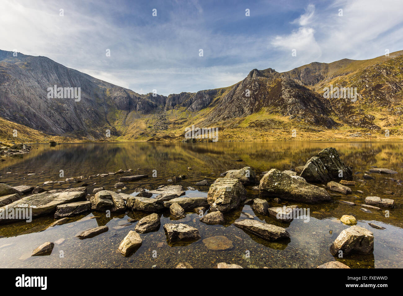 Guardando attraverso Llyn Idwal verso Cwm Idwal nel Parco Nazionale di Snowdonia, Galles. Foto Stock