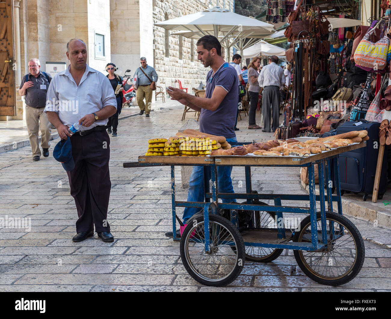 L'uomo vendita di pane dolce sulla Città Vecchia di Gerusalemme, Israele Foto Stock