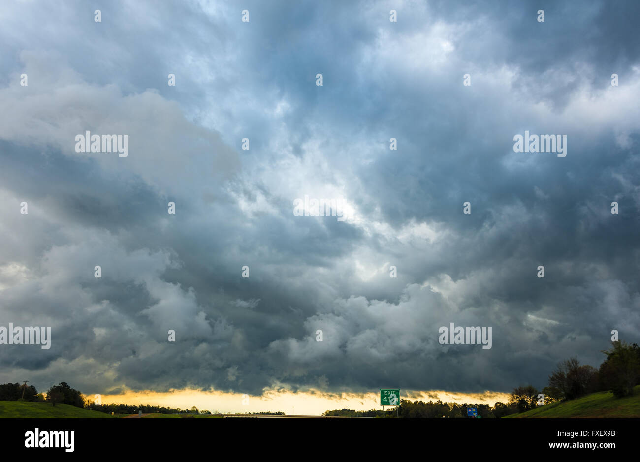 Intenso e minacciose nuvole temporalesche librarsi sopra l'autostrada sulla Interstate 22 a Potts Camp, Mississippi, Stati Uniti d'America. Foto Stock
