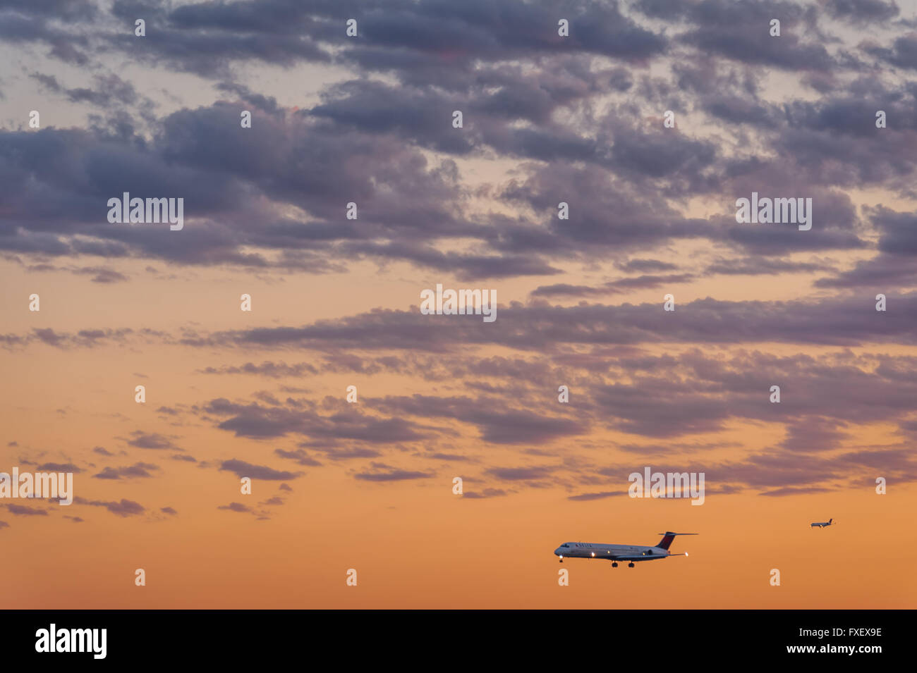 Delta Air Lines getti avvicinando Atlanta International Airport al tramonto in Atlanta, Georgia. (USA) Foto Stock
