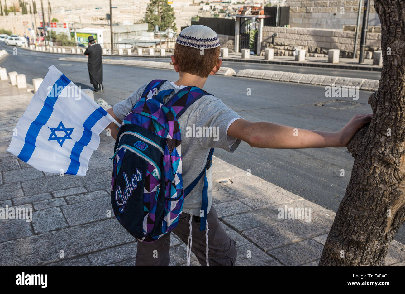 Ragazzo israeliano su Ma'ale HaShalom street chiamato Papa's Road a Gerusalemme, Israele Foto Stock