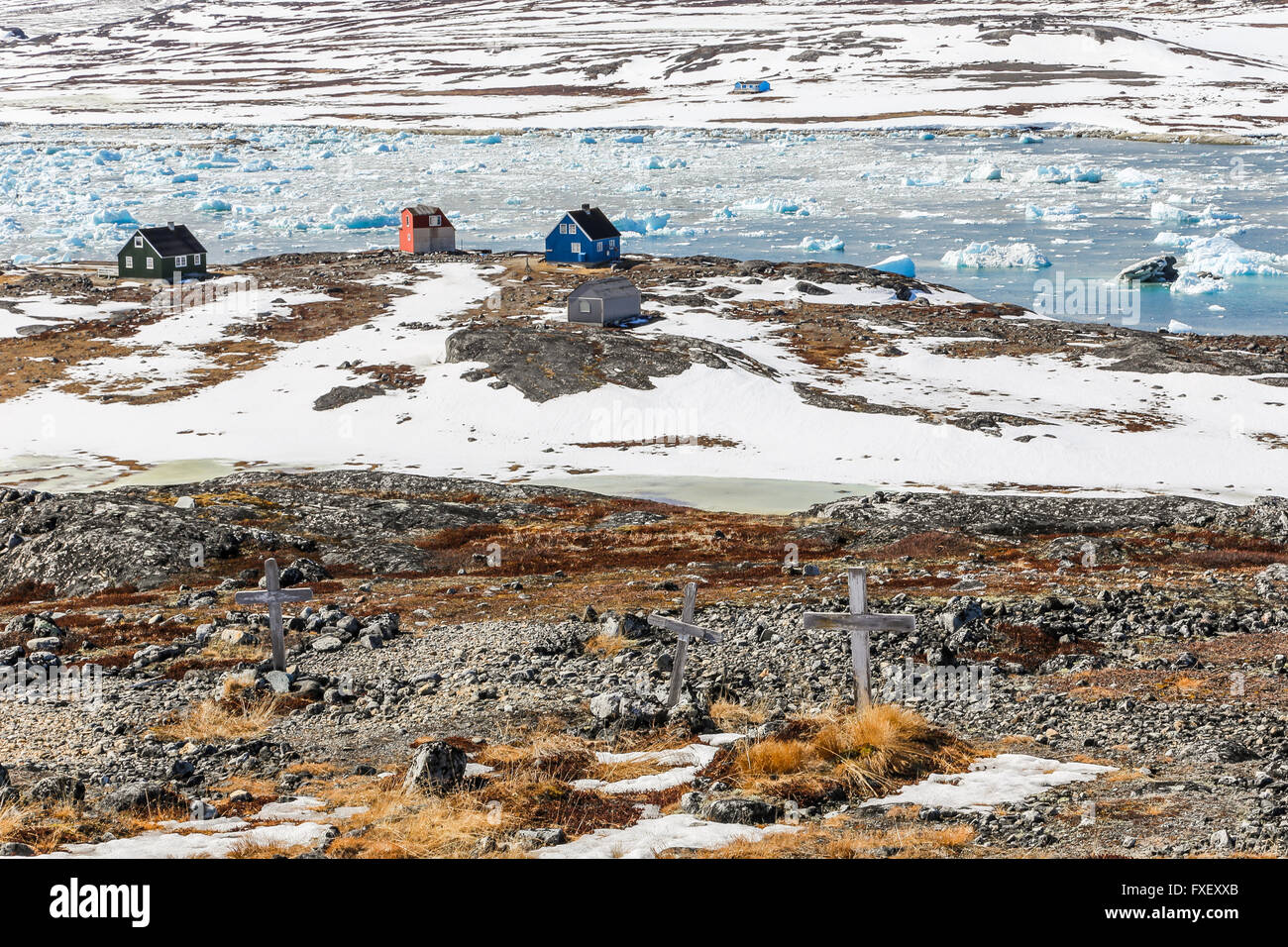 Abbandonato il cimitero di Qoornoq - ex villaggio di pescatori, oggi residenza estiva nel mezzo di Nuuk fjord Foto Stock