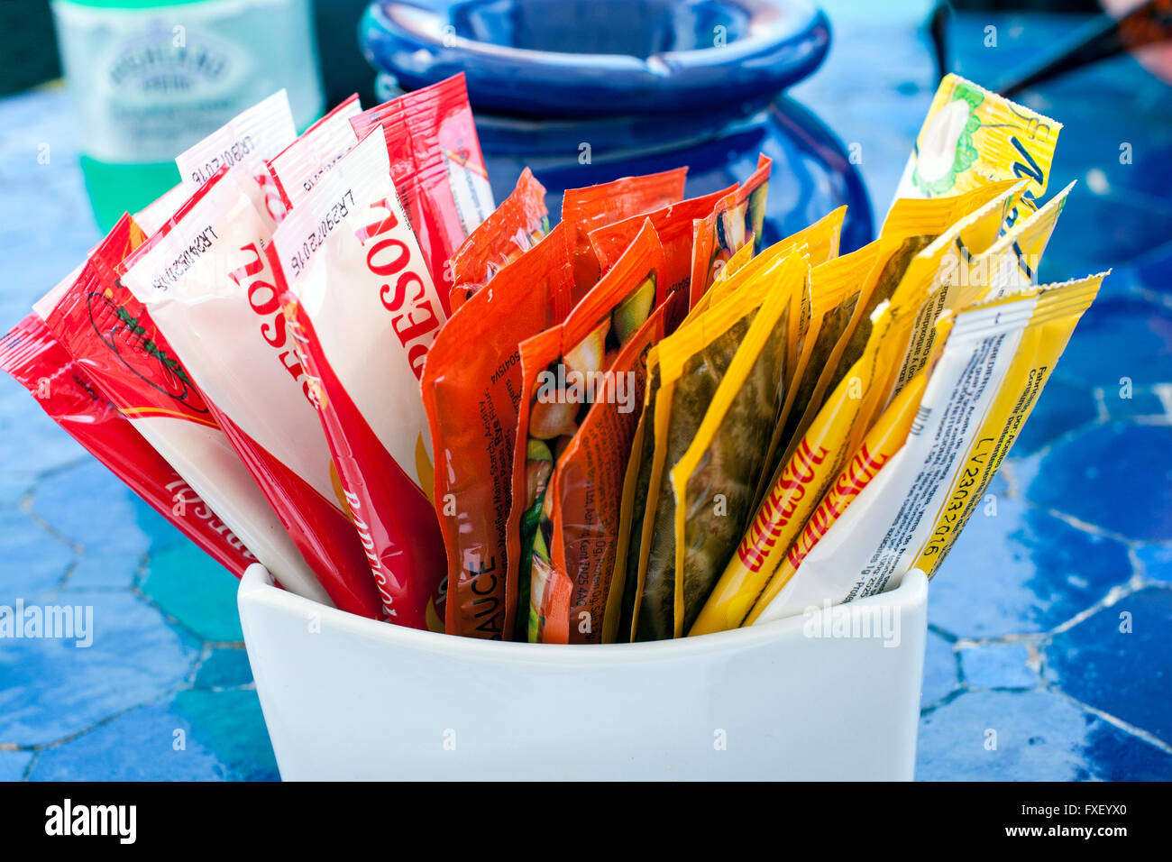Bustine di salsa su un tavolo esterno Foto Stock