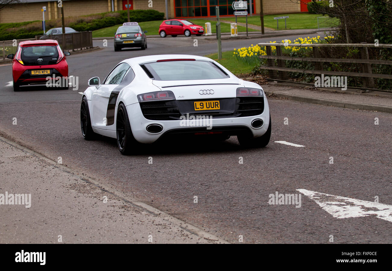 L'Audi R8 è un mid-motore, 2 posti auto super viaggiando intorno al Kingsway West cavalcavia rotatoria a Dundee, Regno Unito Foto Stock