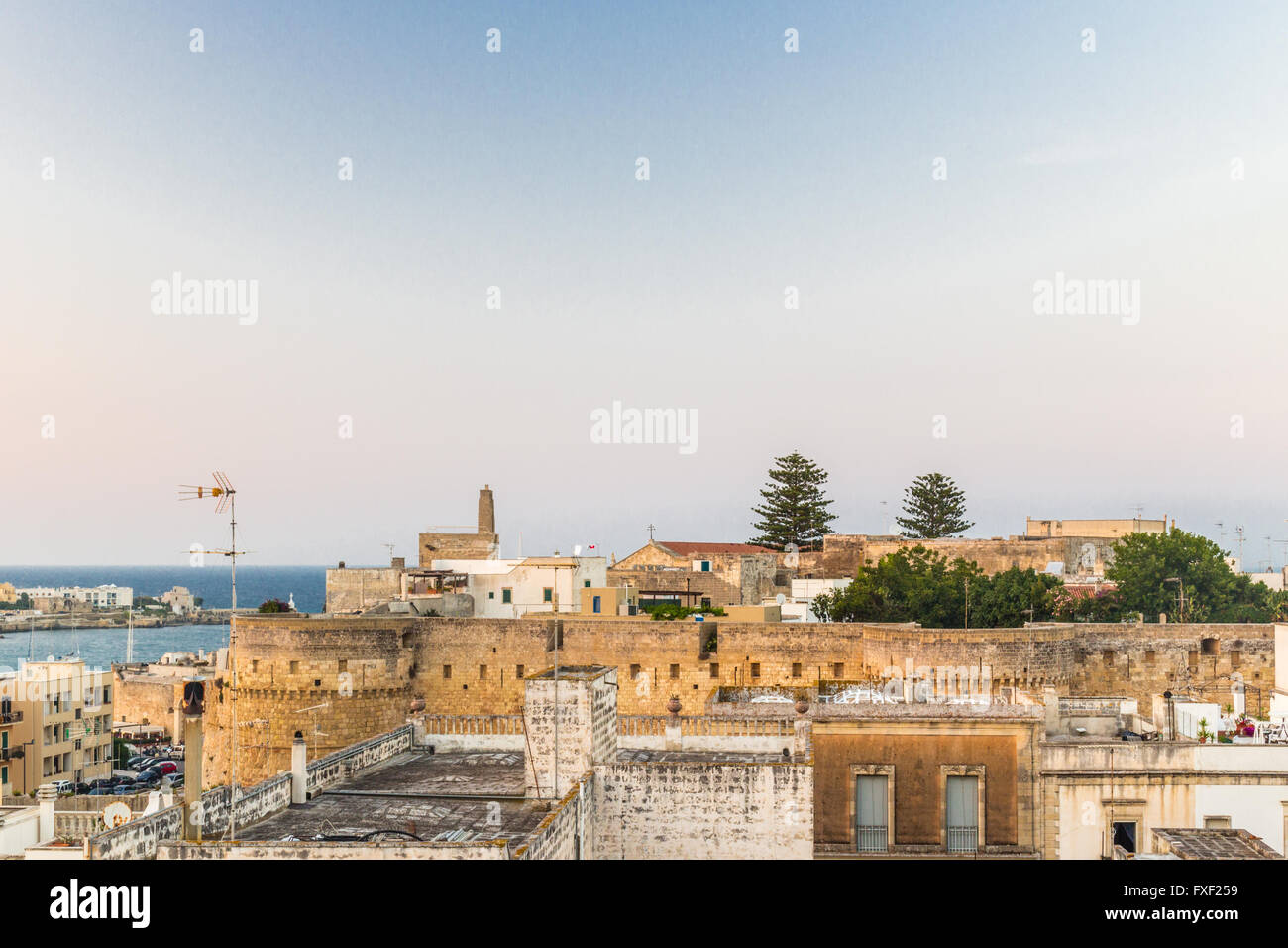 I tetti di una antica cittadina balneare sulla costa del Gargano in Puglia Foto Stock