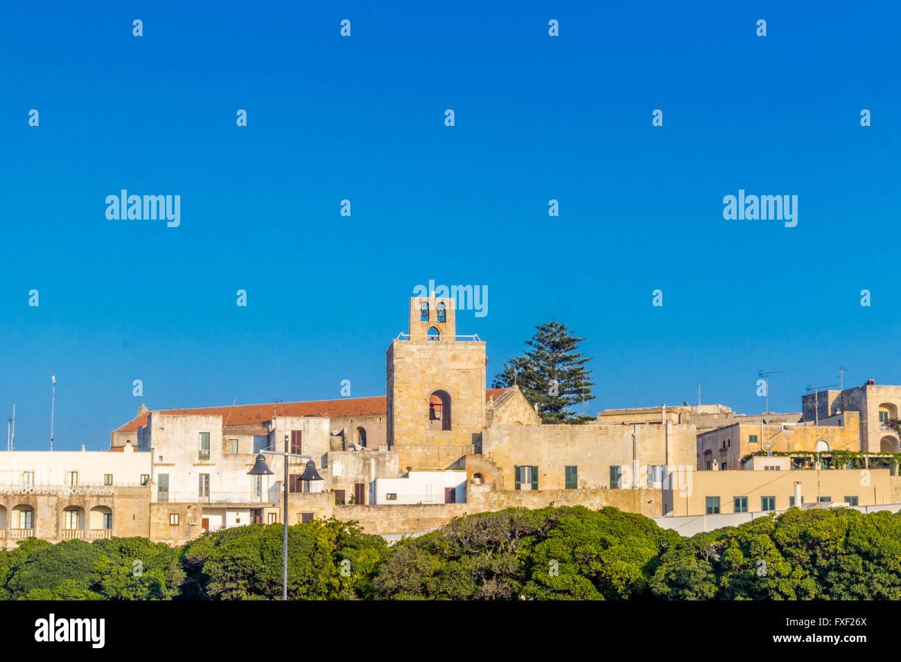 I tetti di una antica cittadina balneare sulla costa del Salentum in Puglia Foto Stock