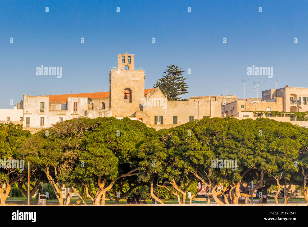 I tetti di una antica cittadina balneare sulla costa del Salentum in Puglia Foto Stock
