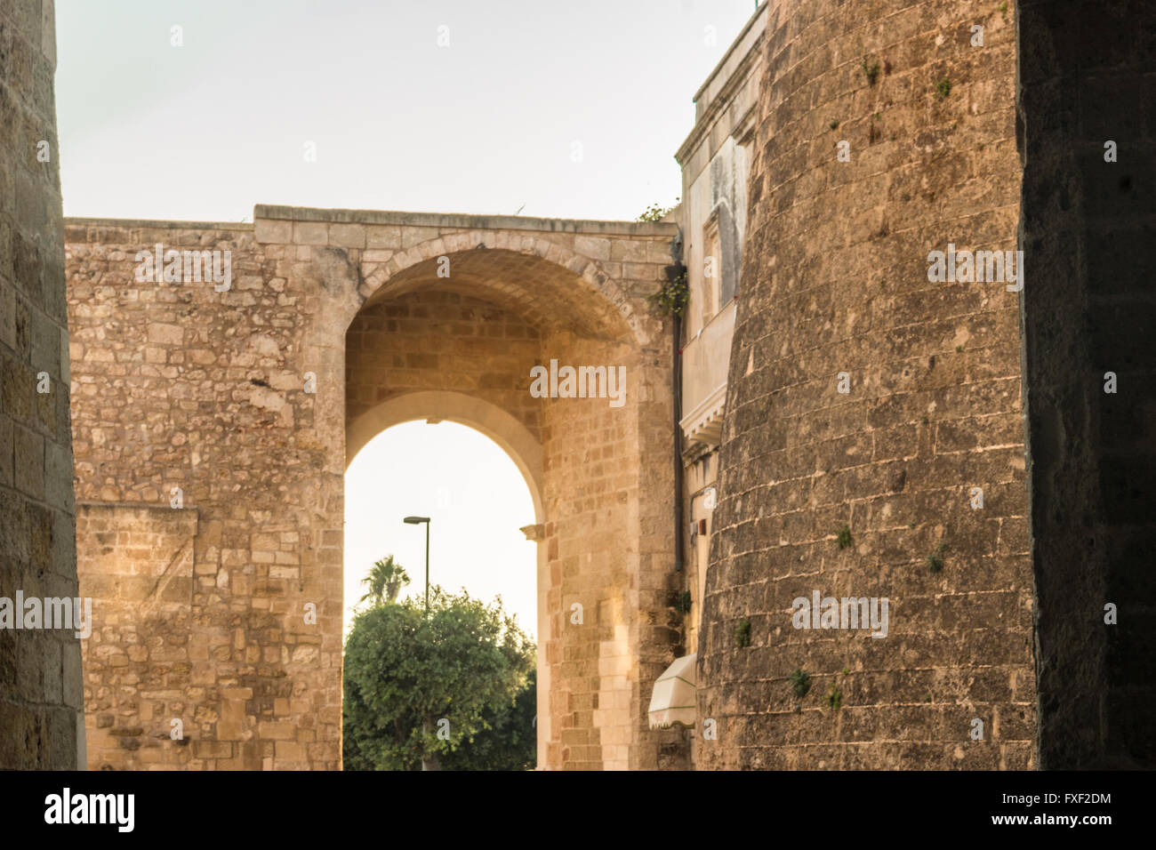 Le pareti di un'antica cittadina balneare sulla costa del Salentum in Puglia Foto Stock